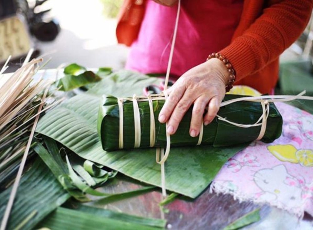 Cuộn bánh và buộc chạc thiệt cẩn trọng 