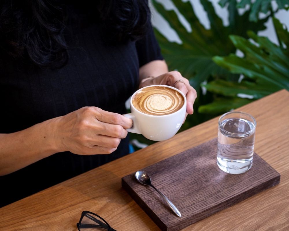 Cà phê capuchino nóng tại quán Sóng Sánh Café