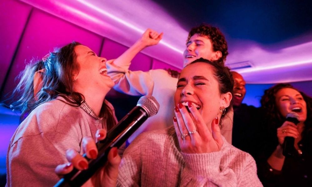 Nên tìm hiểu về dịch vụ, giá thành của quán để có trải nghiệm karaoke trọn vẹn