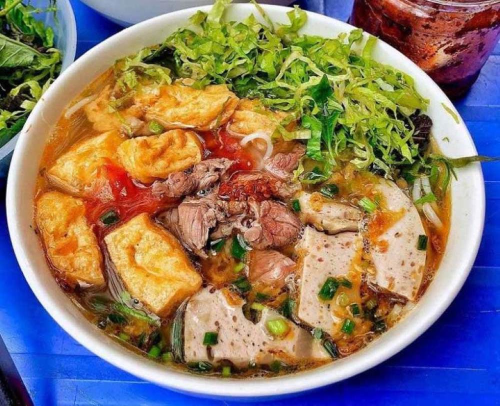 Bún riêu cua chợ Bến Thành là một trong những món ăn nổi tiếng tại Sài Gòn 
