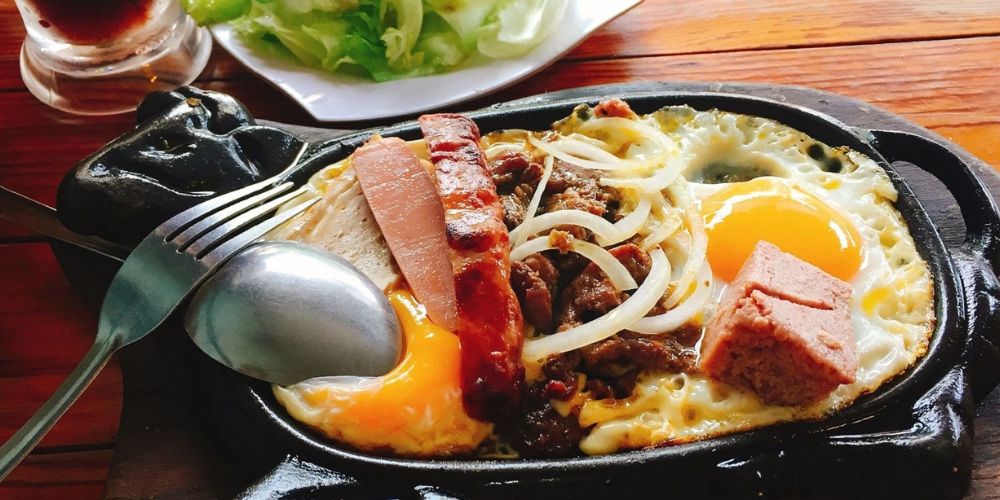 Bò né là món ăn tối Sài Gòn đủ dưỡng chất với bò, trứng, pate,.. 