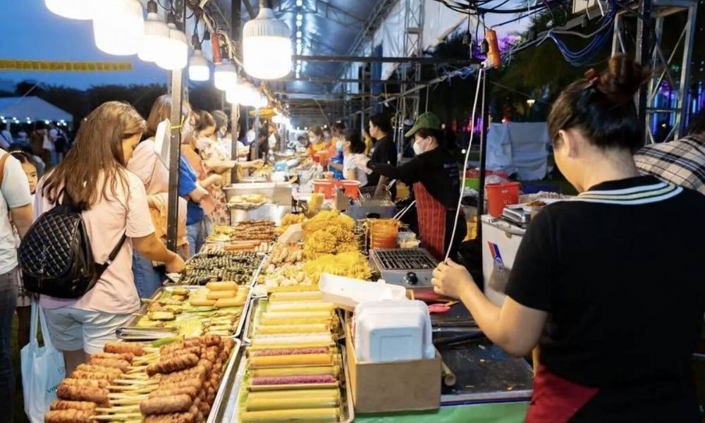 Các gian hàng được bày bán tại chợ đêm Grand Park đa phần đều có mức giá phải chăng