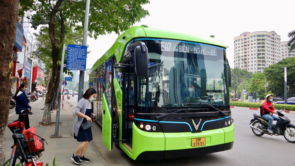 Xe bus là phương tiện tiết kiệm và thuận lợi cho người dân ghé thăm Nhà Quốc hội