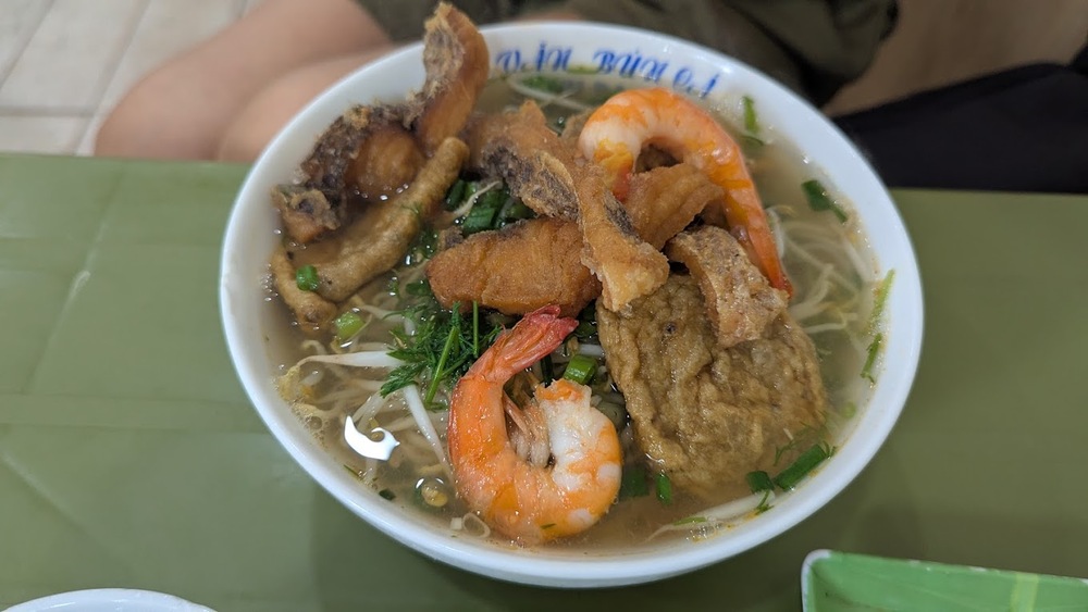 Bún cá chiên giòn ở bún cá Văn