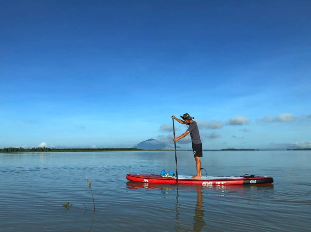 Du khách chèo SUP trên hồ, tận hưởng cảm giác thư giãn giữa làn nước trong xanh (Ảnh: Sưu tầm Internet)