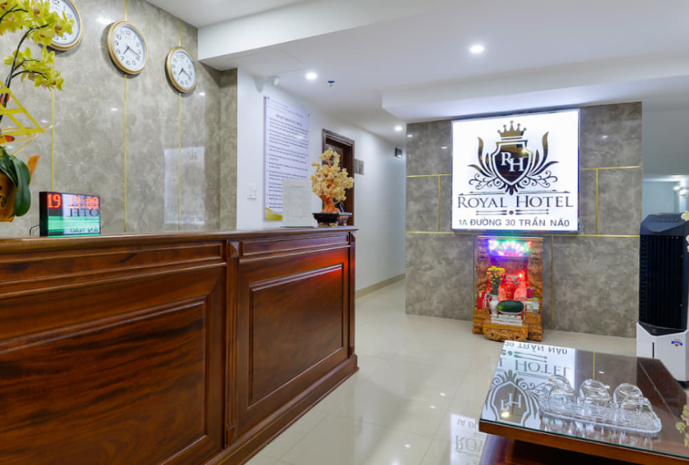 Khu vực lễ tân tại Royal Hotel không quá lớn (Ảnh: Sưu tầm Internet)