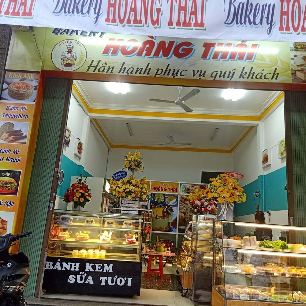 Tiệm bánh Hoàng Thái Bakery với không gian nhỏ xinh, bánh kem giá cả phải chăng (Ảnh: Sưu tầm internet)