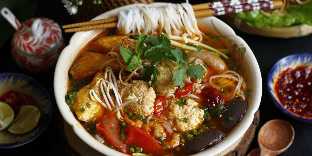 Tô bún đầy ắp rêu cua và thịt là lựa chọn hoàn hảo cho buổi tối 