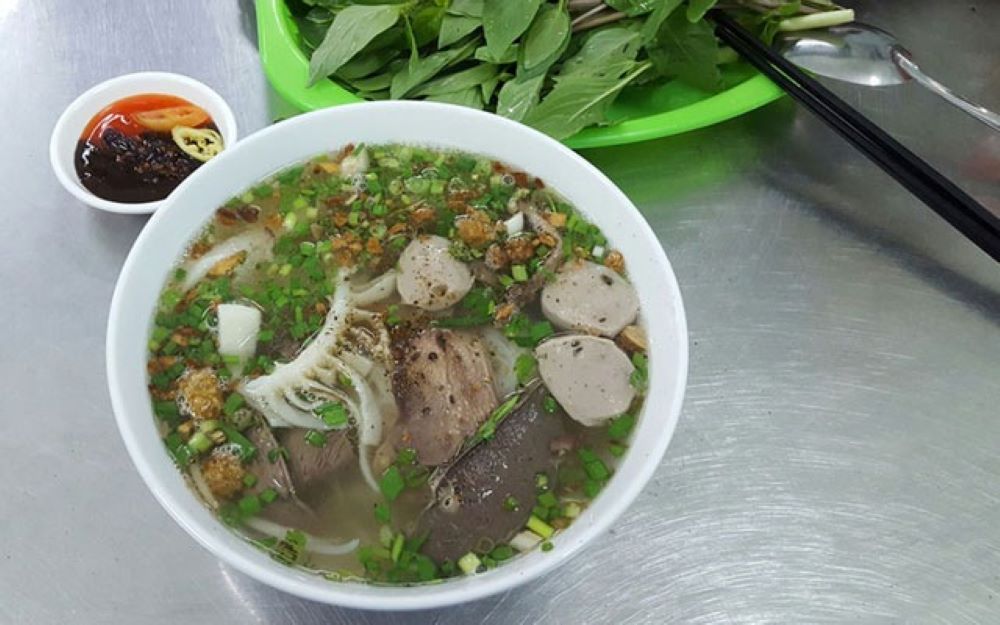 Hủ tiếu bò viên Chú Tư Già là một cái tên không còn xa lạ với những tín đồ ẩm thực Sài Gòn 