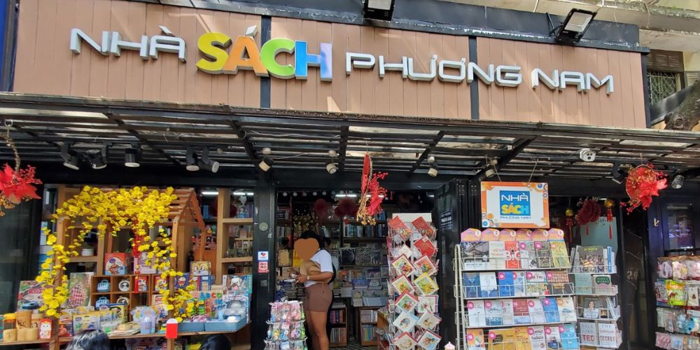 Cafe sách Phương Nam nằm ngay trên đường sách Nguyễn Văn Bình thu hút nhiều bạn đọc 