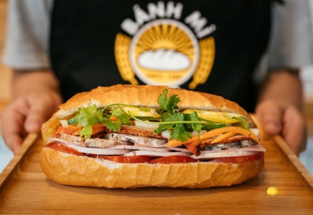 Bánh mì Sài Gòn không chỉ là món ăn đường phố mà còn là biểu tượng văn hóa ẩm thực đặc trưng của Việt Nam