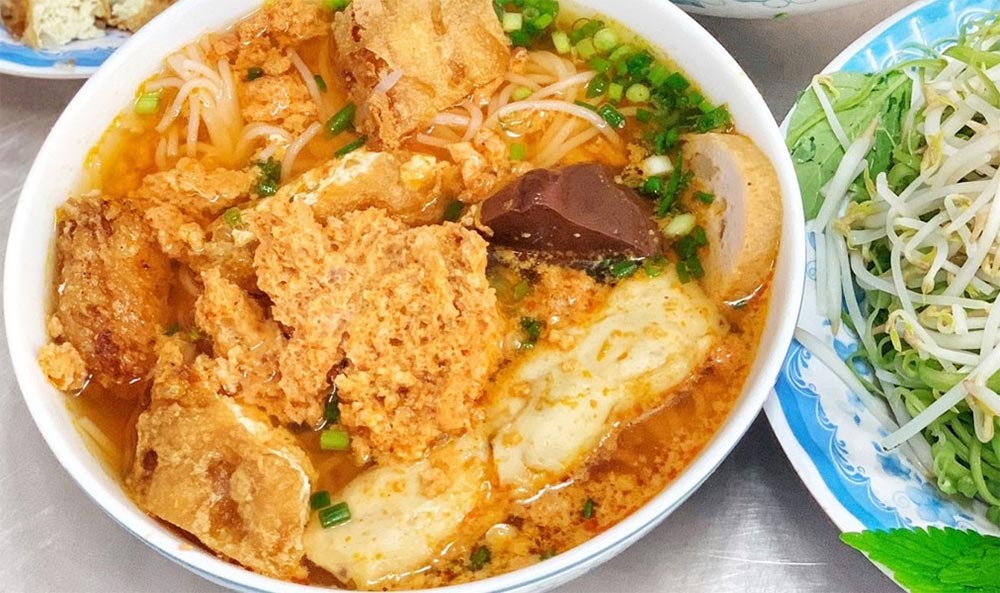 Bát bún riêu tại quán riêu Trinh 