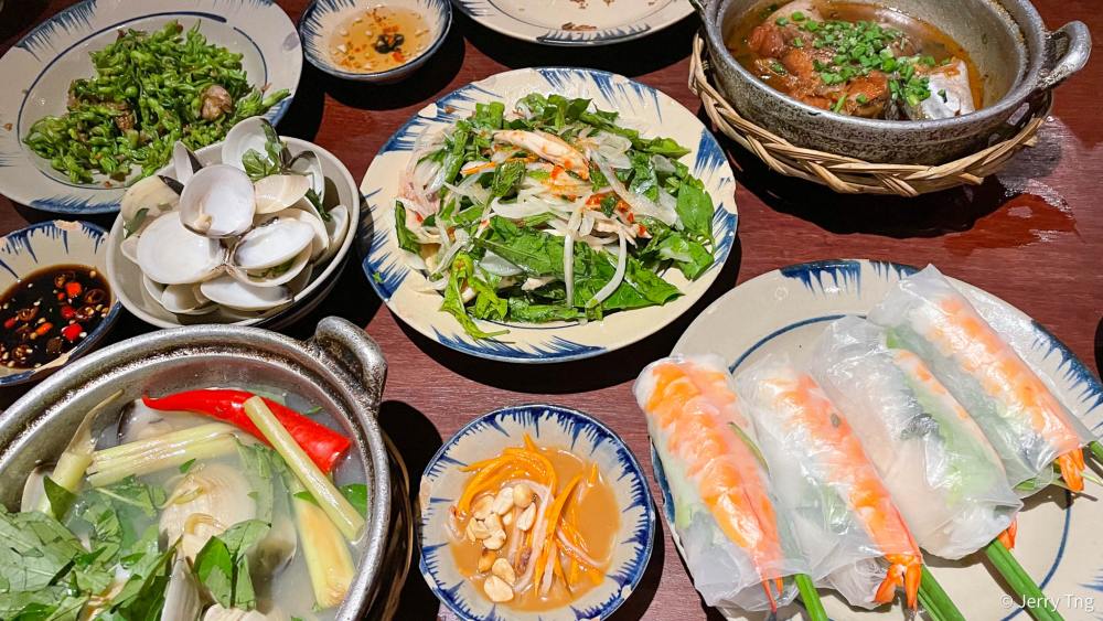 Menu đậm chất Việt tại Cục Gạch Quán