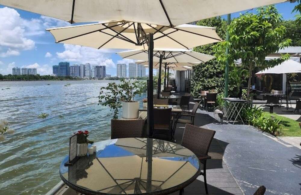 Nhà hàng Bistro Sông Vie với view sông thoáng mát (Ảnh: Google Maps)