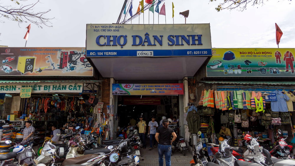 Chợ Dân Sinh cách chợ Nga Quận 1 khoảng 850 m.