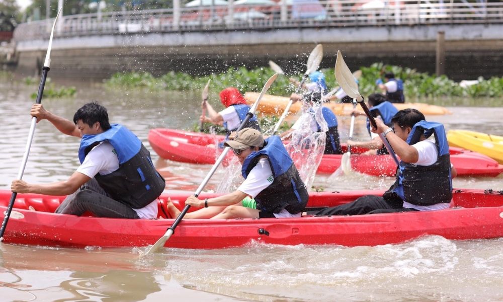 Chèo thuyền cực đã tại The BCR Tourist Village NC Quận 9