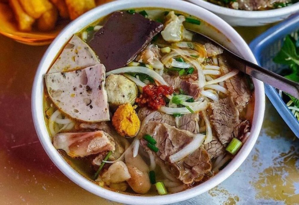 Bát bún bò Huế với đầy đủ nguyên liệu 