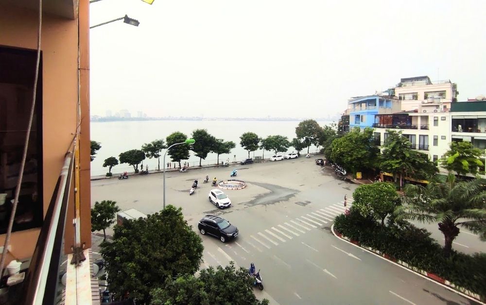 View hồ Tây nhìn từ tầng 4 của quán 