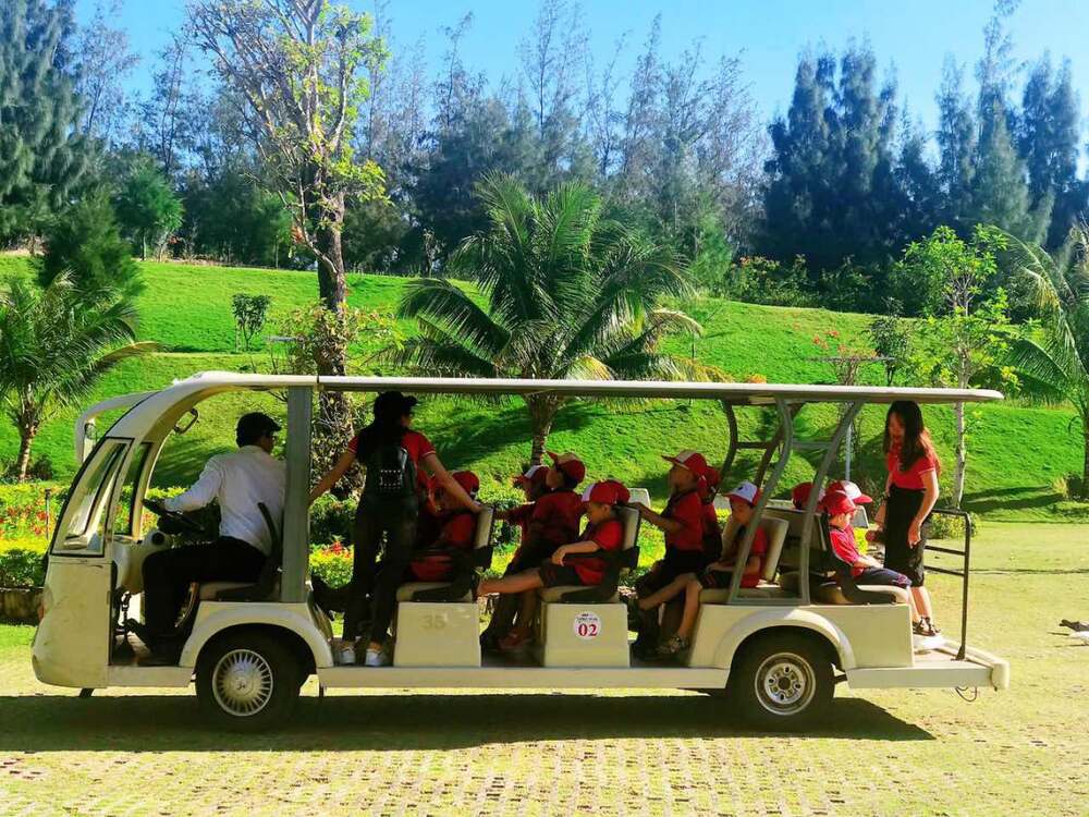 Du khách sử dụng dịch vụ xe điện để di chuyển giữa các khu vực (Ảnh: Nguồn FLC Zoo Safari Park)