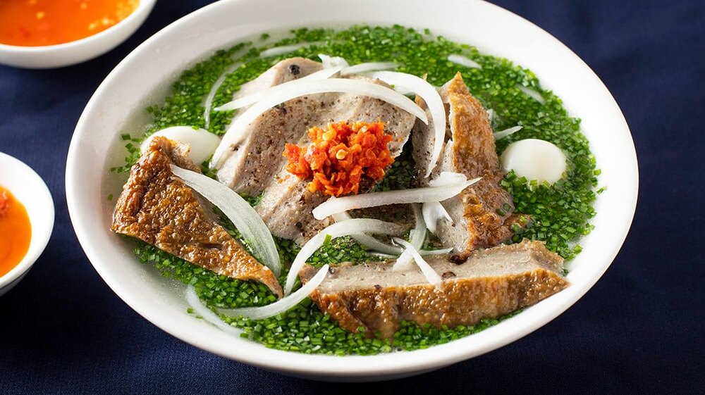 Tô bánh canh hẹ Quy Nhơn với nước dùng trong veo, chả cá vàng ươm, hẹ xanh mướt và hành lá thơm ngon (Ảnh: Sưu tầm internet)