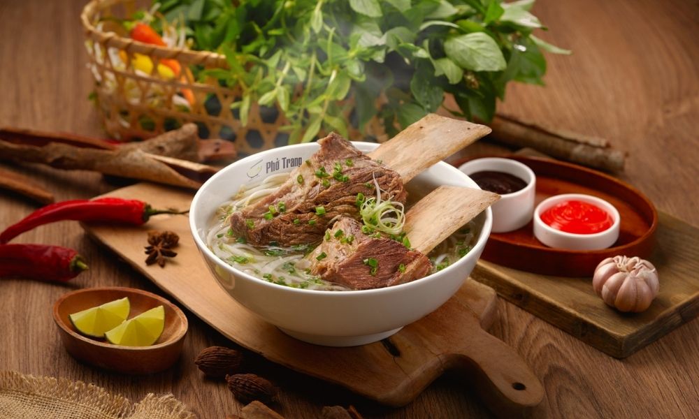 Cận cảnh món phở sườn bò Úc hảo hạng tại Phở Trang