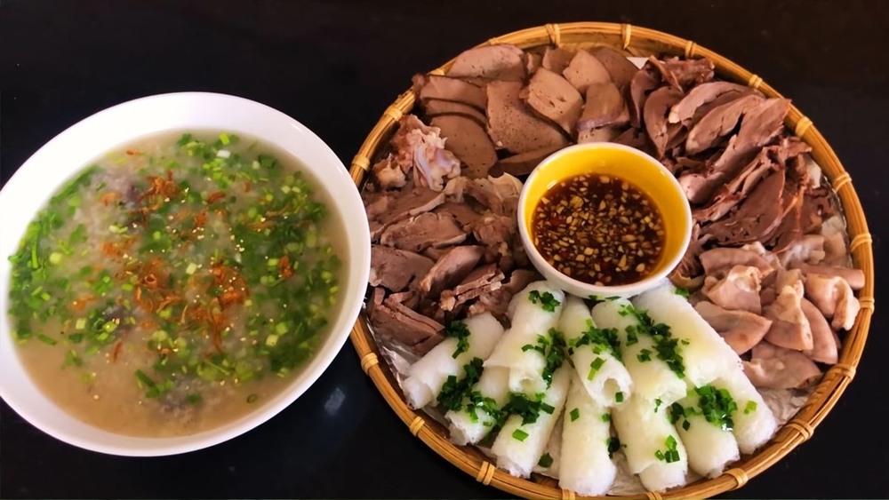 Bánh hỏi lòng heo với bánh hỏi trắng tinh, lòng heo thơm ngon và rau sống xanh mướt (Ảnh: Sưu tầm internet)