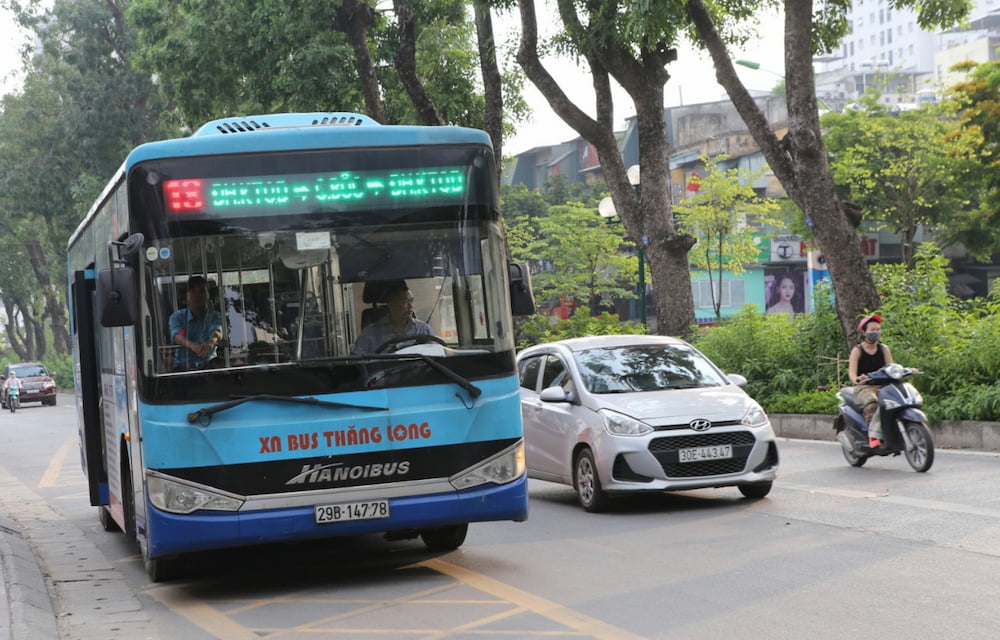 Xe bus là lựa chọn tiện lợi, giá rẻ với nhiều đối tượng 