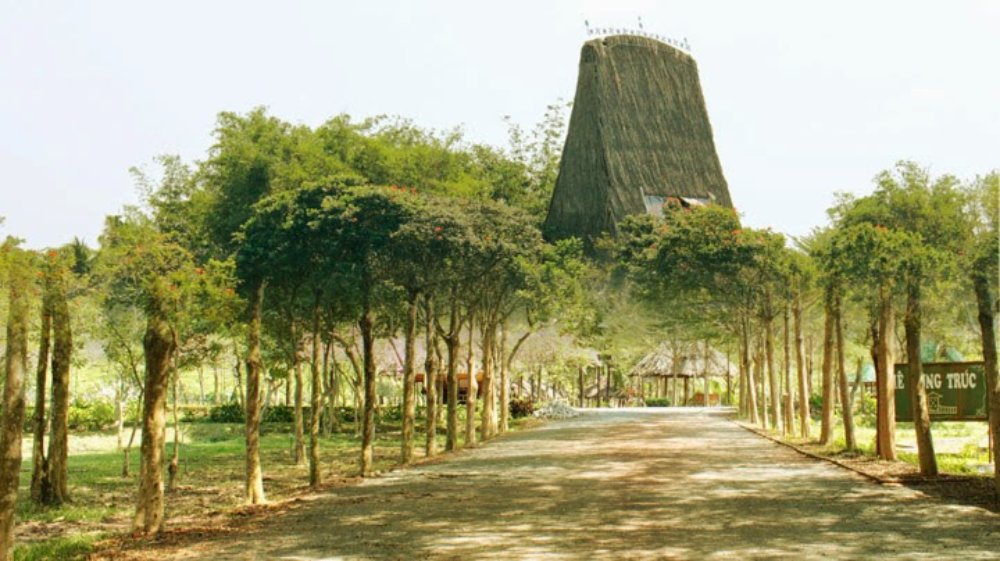 Khung cảnh đậm chất Tây Nguyên với rừng cây và nhà rông tại khu sinh thái Fosaco (Ảnh: Sưu tầm Internet)