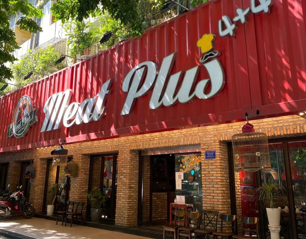 Meat Plus có mặt tiền rộng rãi, khang trang trên con Giảng Võ