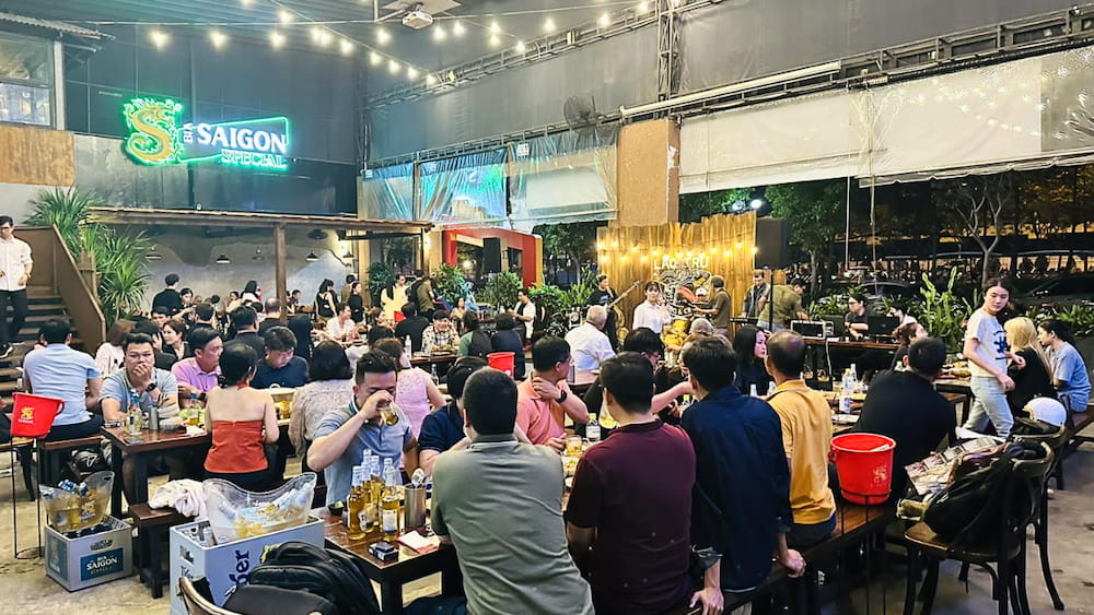 Quán Lão Trư BBQ & Beer sử dụng bàn ghế gỗ và trang trí đơn giản.