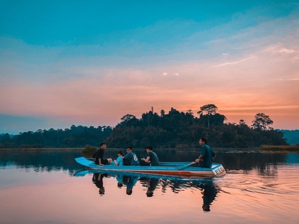 Tham gia chèo thuyề và chiêm vẻ đẹp non sông tại Vườn Quốc Gia Cát Tiên (Ảnh: Sưu tầm Internet)