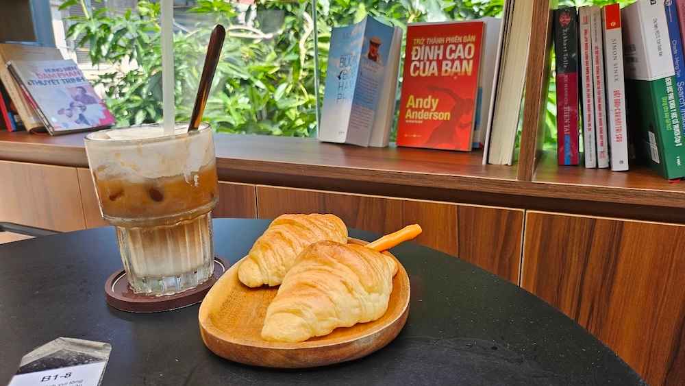 Bạc xĩu kết hợp với bánh croissant (Ảnh: Sưu tầm Internet)