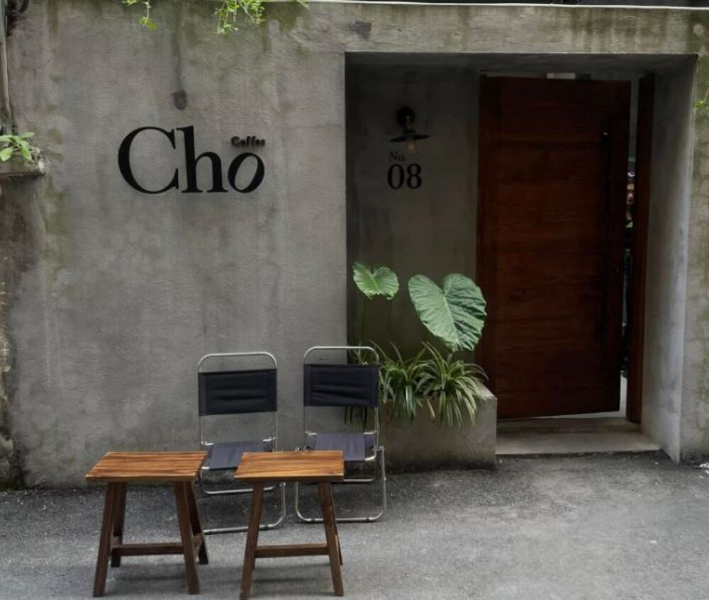 Cho Cafe có khoảng sân ngồi ngoài trời cực chill