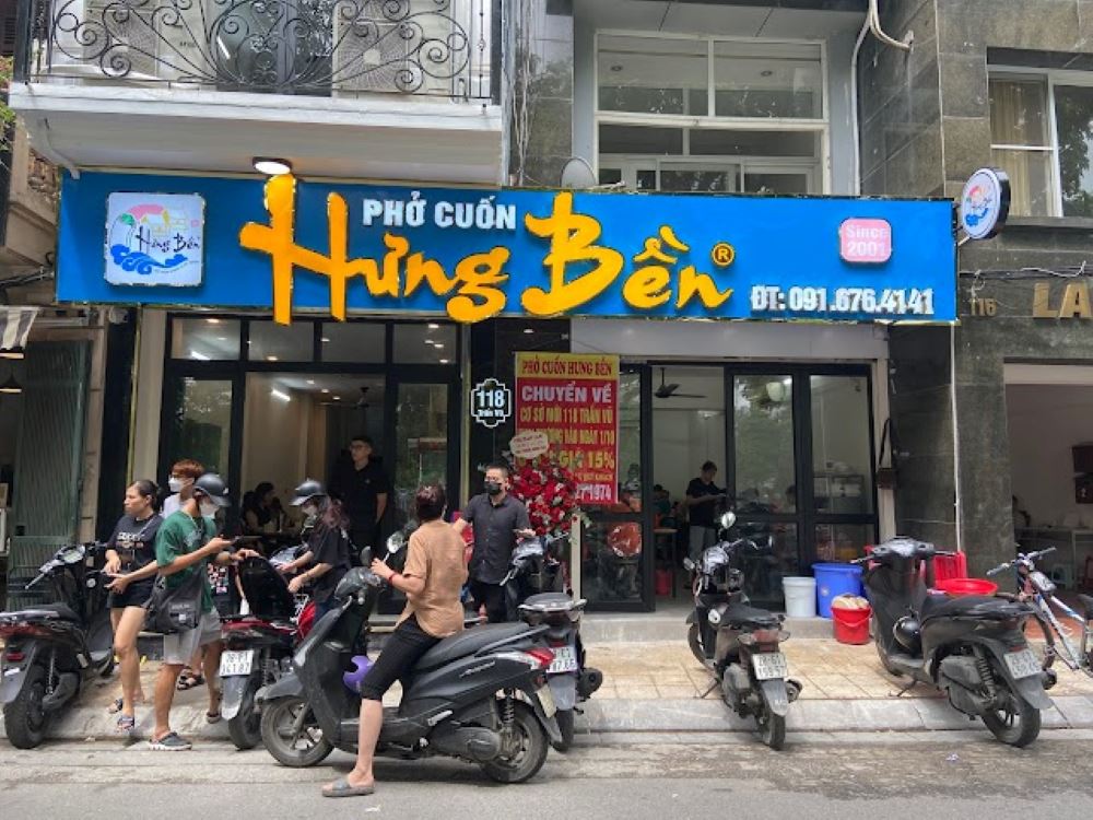 Bên ngoài quán phở cuốn Hưng Bền