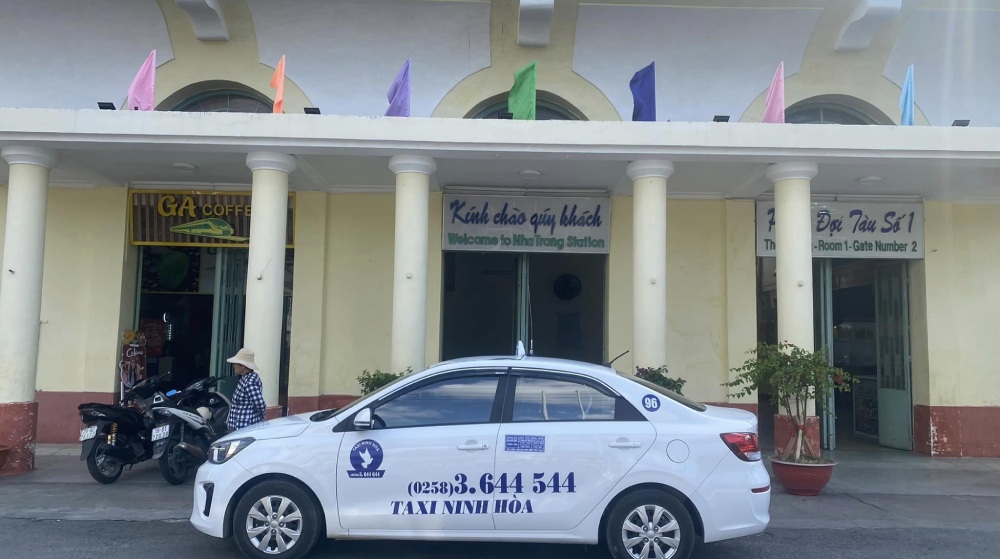 Taxi Ninh Hòa thường đậu tại các điểm đông người để cung cấp dịch vụ kịp thời