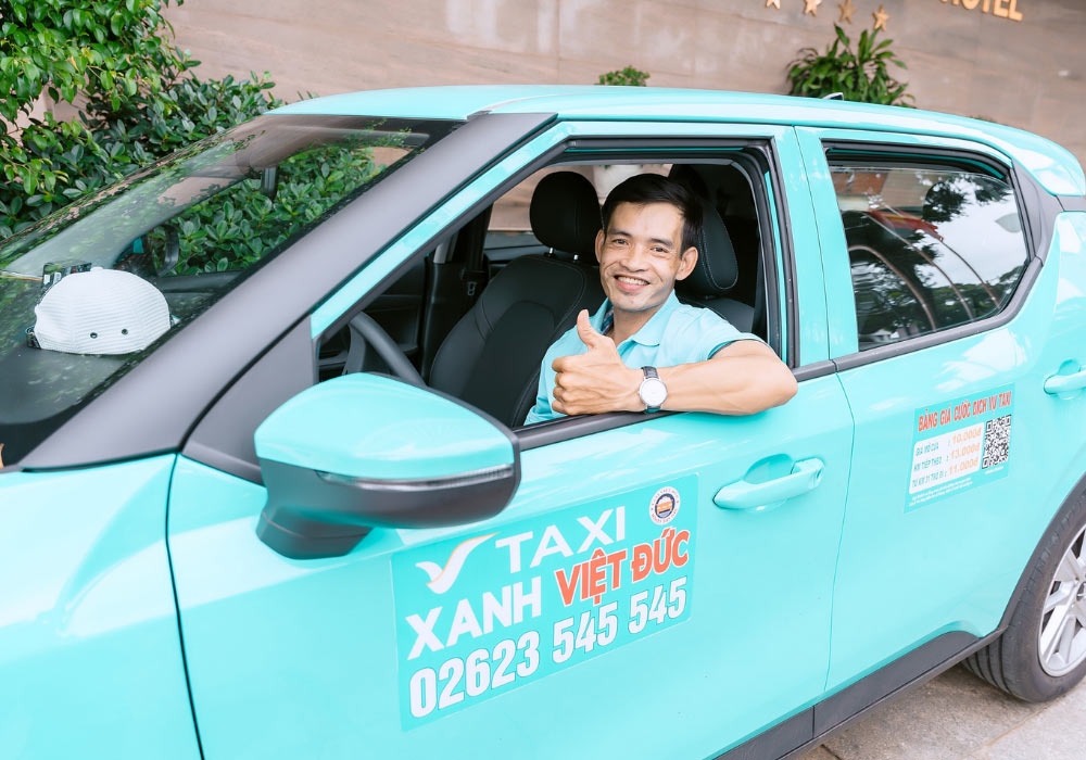 Taxi Xanh Việt Đức nổi bật với màu xanh lục lam đặc trưng