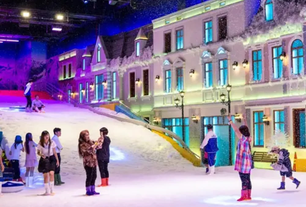 Du khách chụp ảnh check-in tại Snow Town (Ảnh: Sưu tầm Internet)