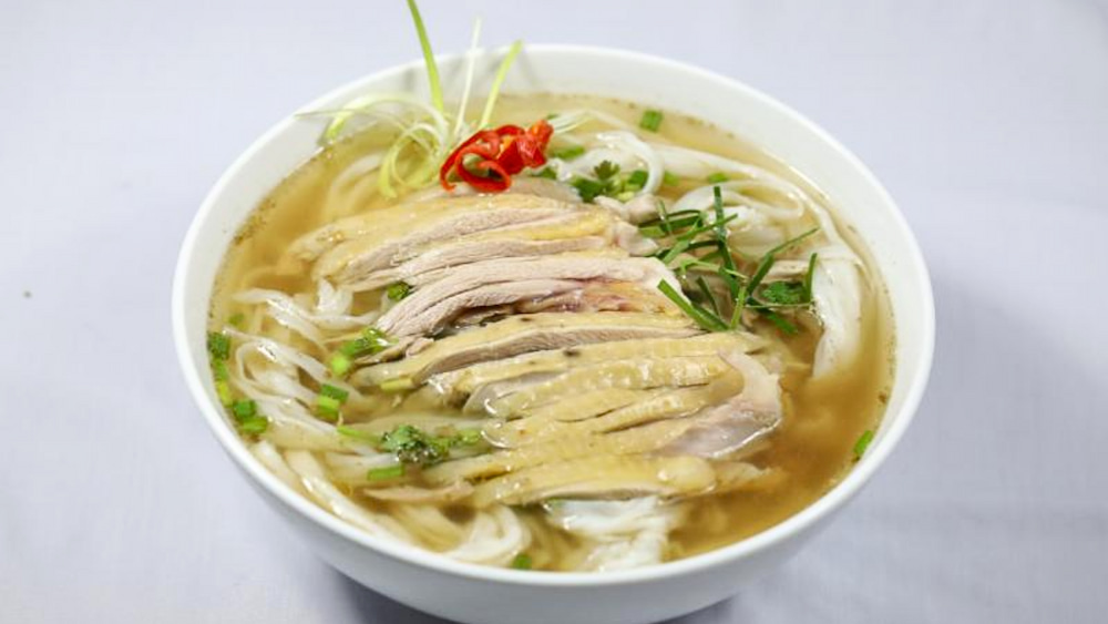 Bánh phở tại Phở gà Ngô Vàng mềm mịn nhưng không bị bở, gà ta tươi ngon, da vàng óng.