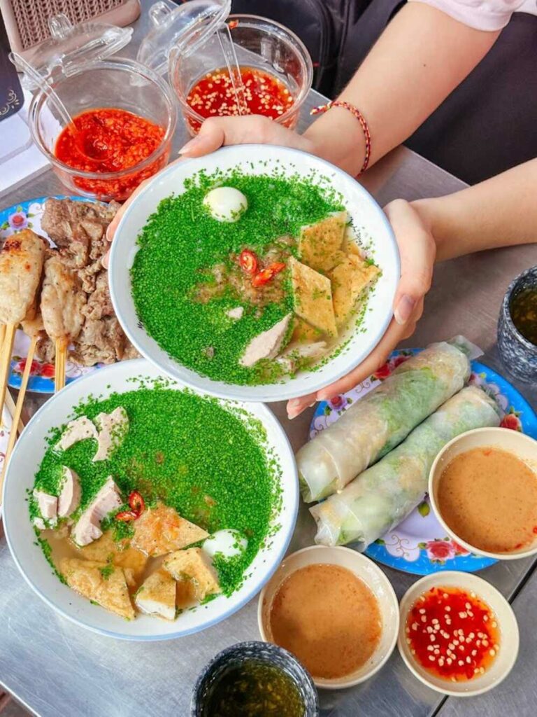 Quán bánh canh hẹ cá dầm Quy Nhơn với menu đa dạng (Ảnh: Sưu tầm internet)