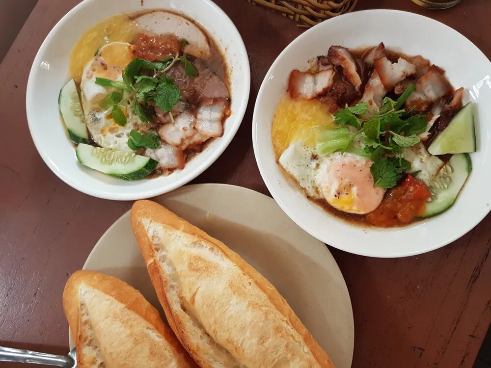 Bánh mì chấm với ổ bánh mì nóng giòn, chấm vào bát nước sốt thơm ngon (Ảnh: Sưu tầm internet)