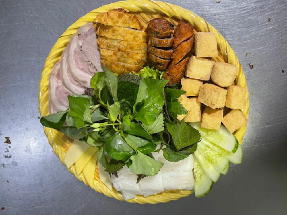 Mẹt bún đậu đầy đủ topping, mắm tôm đậm đà, có thể điều chỉnh vị theo ý thích (Ảnh: Sưu tầm Internet)