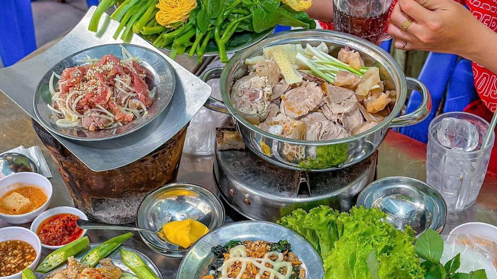 Thịt bò, heo và hải sản tại quán bò nướng ngói và lẩu bò Cô Tư thấm đẫm gia vị và giữ nguyên độ mềm ngọt