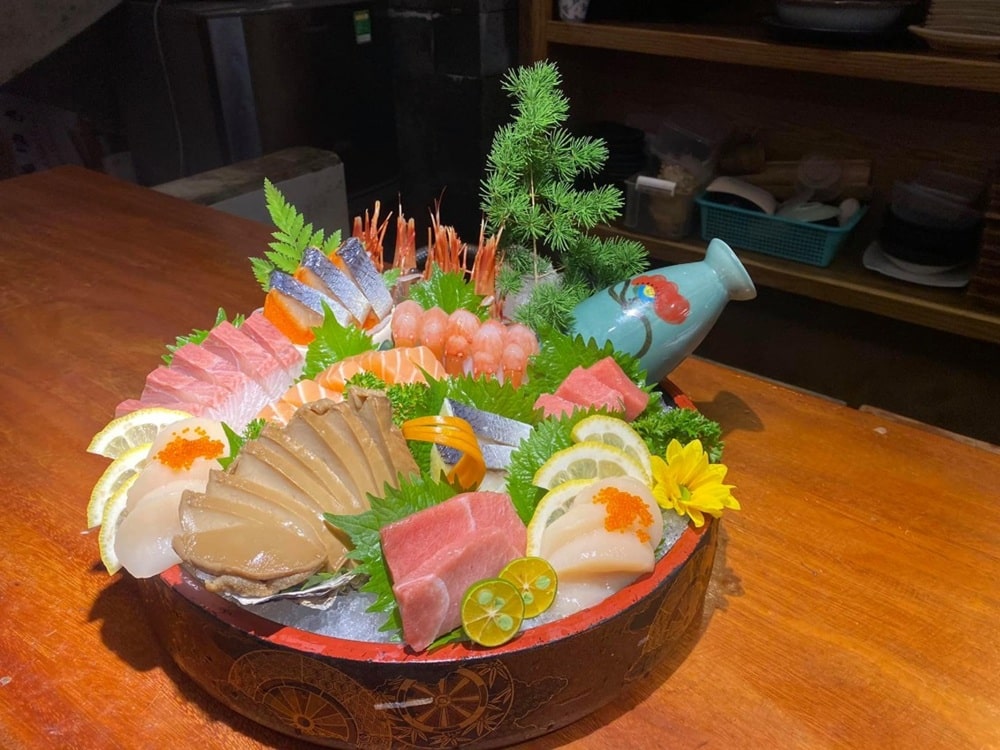 Những lát sashimi được cắt thủ công, tươi ngon và đẹp mắt 