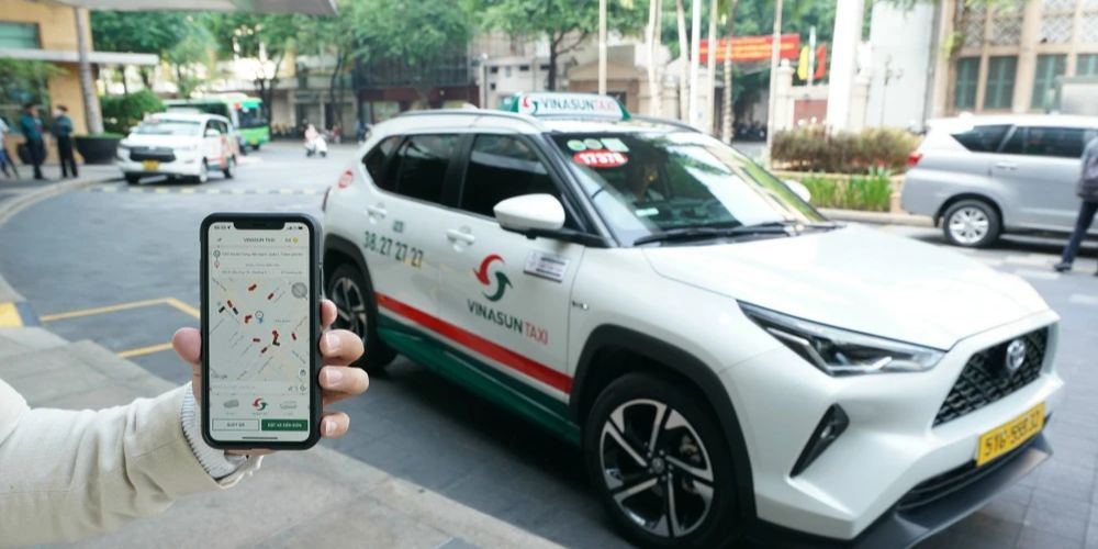 Bạn có thể đặt xe thông qua ứng dụng taxi Vinasun 