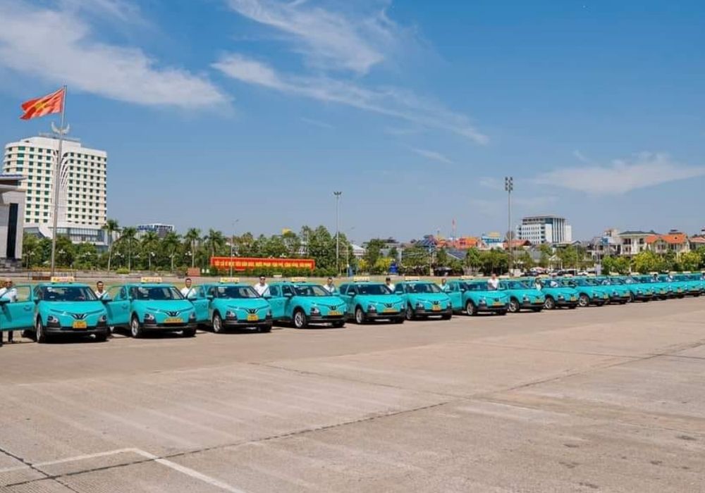 Đội ngũ xe Taxi điện Hương Giang hùng hậu tại Hiệp Hòa (Ảnh: Fanpage Taxi Hương Giang)