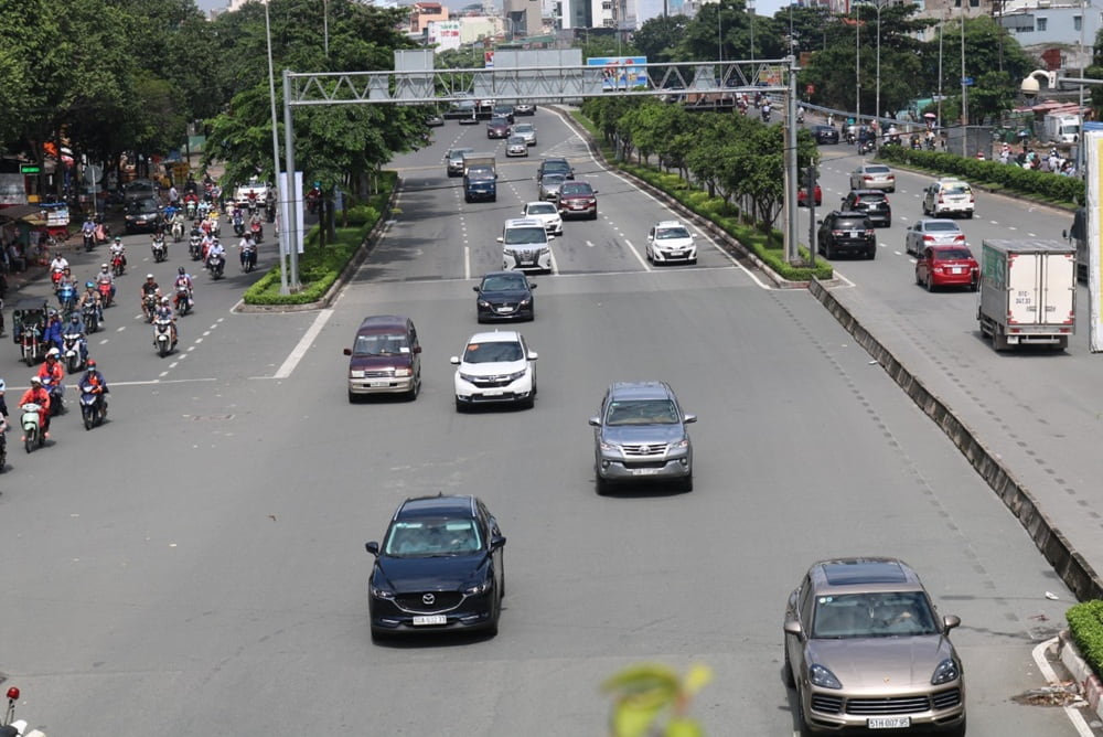 Ô tô cũng là một phương án di chuyển tiện lợi để đến quán 