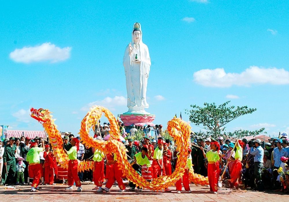 Du khách có thể đắm chìm vào không gian lễ hội với nhiều hoạt động thú vị 