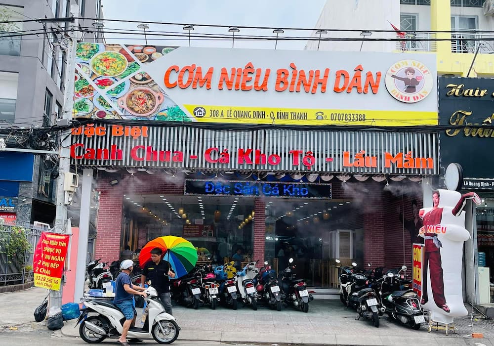 Cơm Niêu Bình Dân nằm tại mặt tiền với không gian rộng rãi 