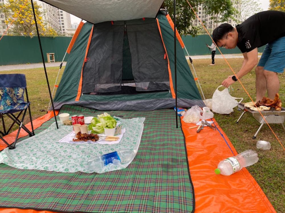 Nhóm bạn tổ chức picnic trên bãi cỏ xanh mát (Ảnh: Sưu tầm Internet)