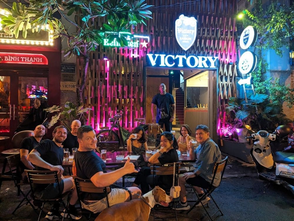 Không khí phía bên ngoài quán bar Victory Bar Saigon 